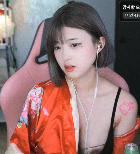 문월 꼭지 노출
